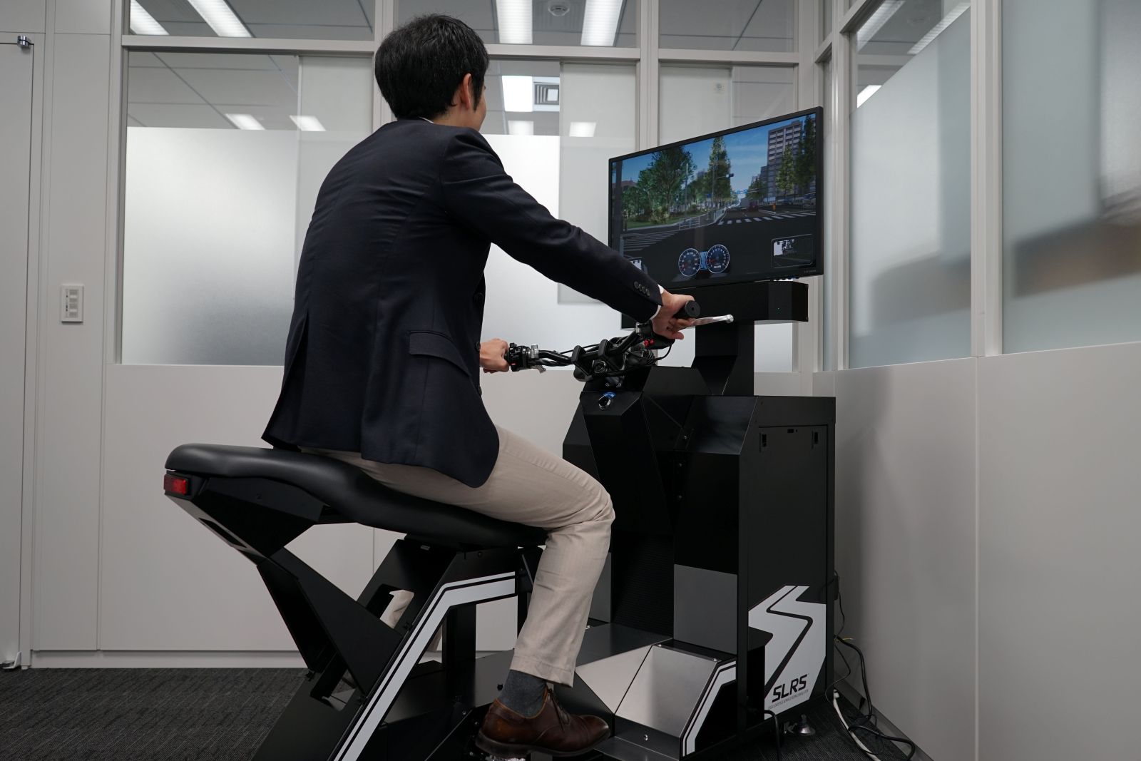 セガ公式アカウント 俯瞰による 危険認知測定ゲージ機能 を搭載 悪天候や 死角 子供の飛び出しなど危険予測の練習危険を 予測した運転の振り返り教習において高い教習効果を実現しています これから教習所で自動二輪免許取得予定の方は リアルな セガ公式アカウント 俯瞰による 危険認知測定ゲージ機能 を搭載 悪天候や 死角 子供の飛び出しなど危険予測の練習危険を 予測した運転の振り返り教習において高い教習効果を実現しています これから教習所で自動二輪免許取得予定の方は リアルな