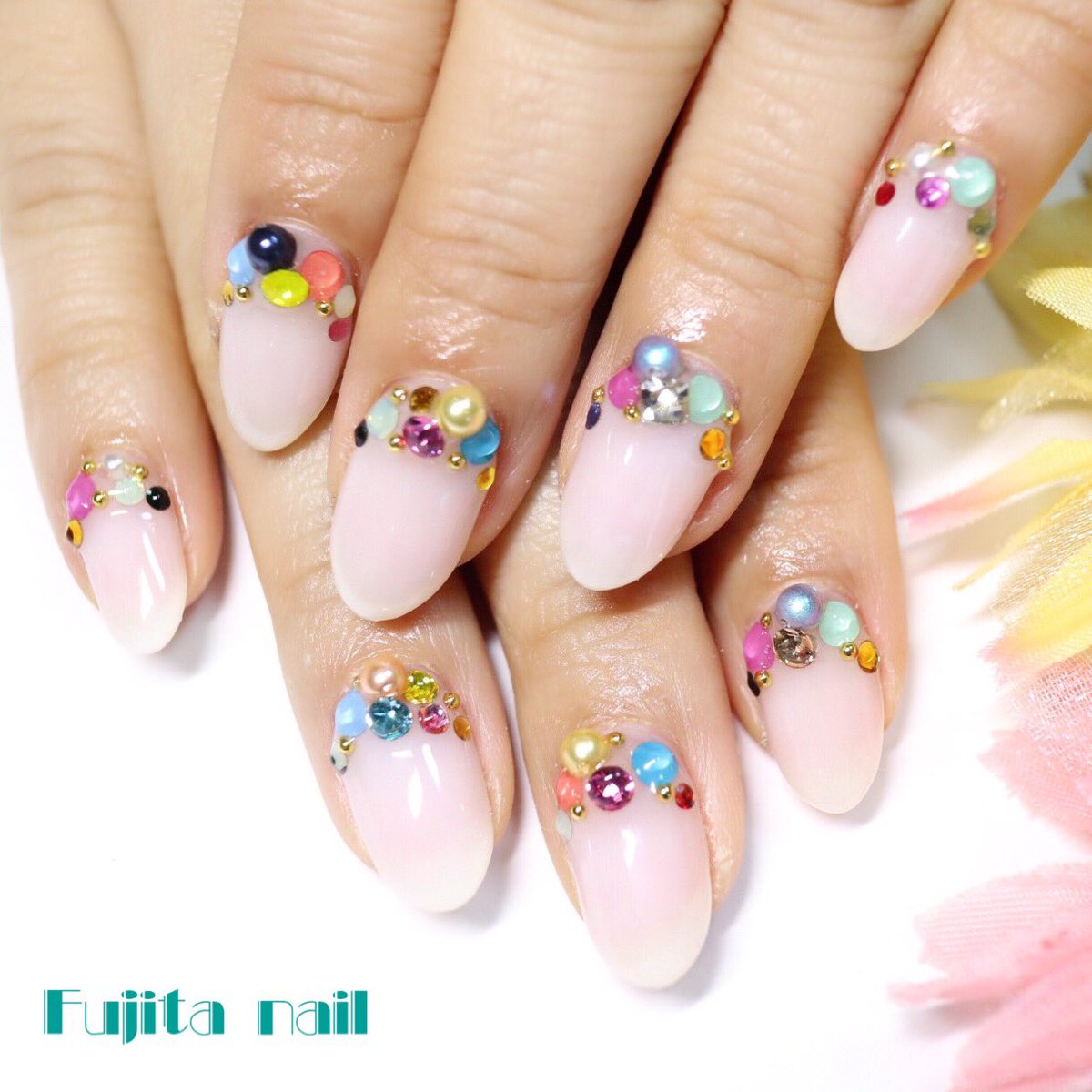 藤田ねいる 新色のスワロフスキーを使ったカラフルビジューネイル なんとかまとまってめちゃんこ可愛くなりました スワロフスキーネイル ビジューネイル カラフルネイル スワロフスキー新色 Acegel 新宿御苑前 新宿三丁目 プライベートネイル