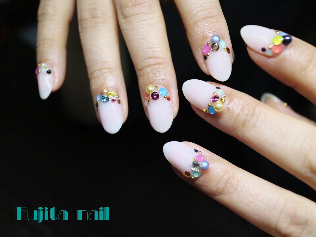 藤田ねいる 新色のスワロフスキーを使ったカラフルビジューネイル なんとかまとまってめちゃんこ可愛くなりました スワロフスキーネイル ビジューネイル カラフルネイル スワロフスキー新色 Acegel 新宿御苑前 新宿三丁目 プライベートネイル