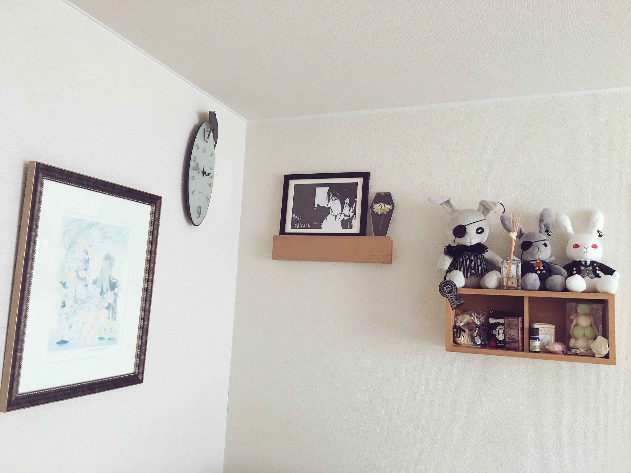 なめやき インテリア性のあるオタク部屋って難しいよね 笑 黒執事好きと繋がりたい オタク部屋 インテリア性のある 非オタ友人よんでも大丈夫なよーに T Co Jujcbfhaj2 Twitter