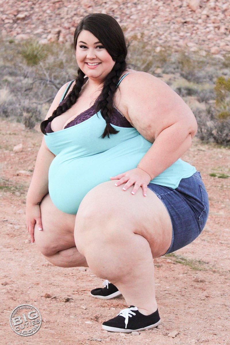 CaitiDee 🐳 on Twitter: "Look at this fatass pretending to hike ...