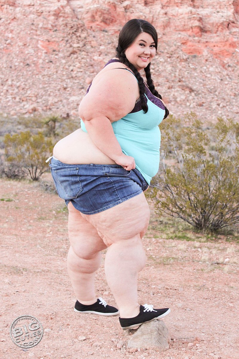 CaitiDee 🐳 on Twitter: "Look at this fatass pretending to hike ...
