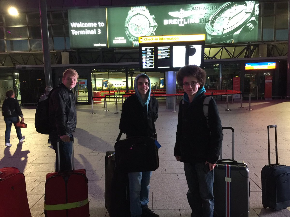 Technocamps's tweet image. #TeamLightning have arrived @HeathrowAirport 3.5 hours into our #roboticsjourney