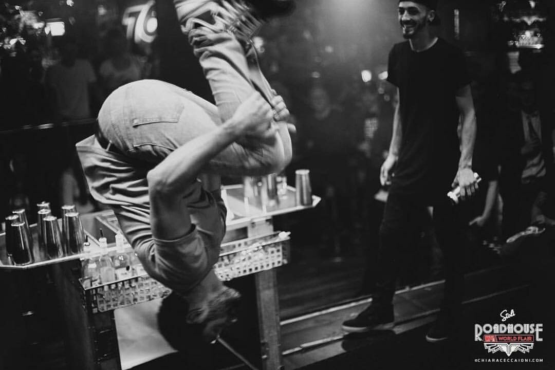 HeardItEar's tweet image. Usually @AShtifanov is spinning bottles around in the air 🍸🍹🍾 #barflair @RoadhouseLDN #talent #alexandershtifanov #roadhouse #cocktails