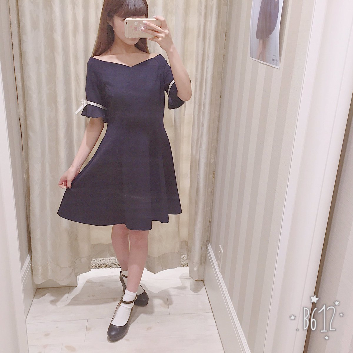 Evelyn Evelyn 天神コア ワンピースのご紹介です 短すぎない丈と細めのリボンが 大人っぽいワンピースです ｖネックのオフショルはデコルテが 綺麗に見えますよ 是非店頭にてご覧下さいませ 7 900 Tax 着用staff 148cm T