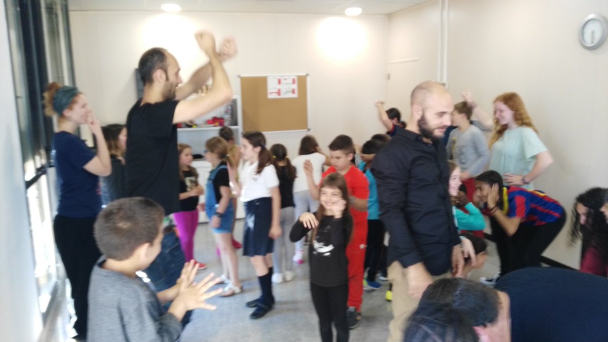 Interacció: nens de l'Escola de Musica i de l'Esplai La placeta, jugant junts i cantant junts.
#projectepedagogicsocial #musicoterapia