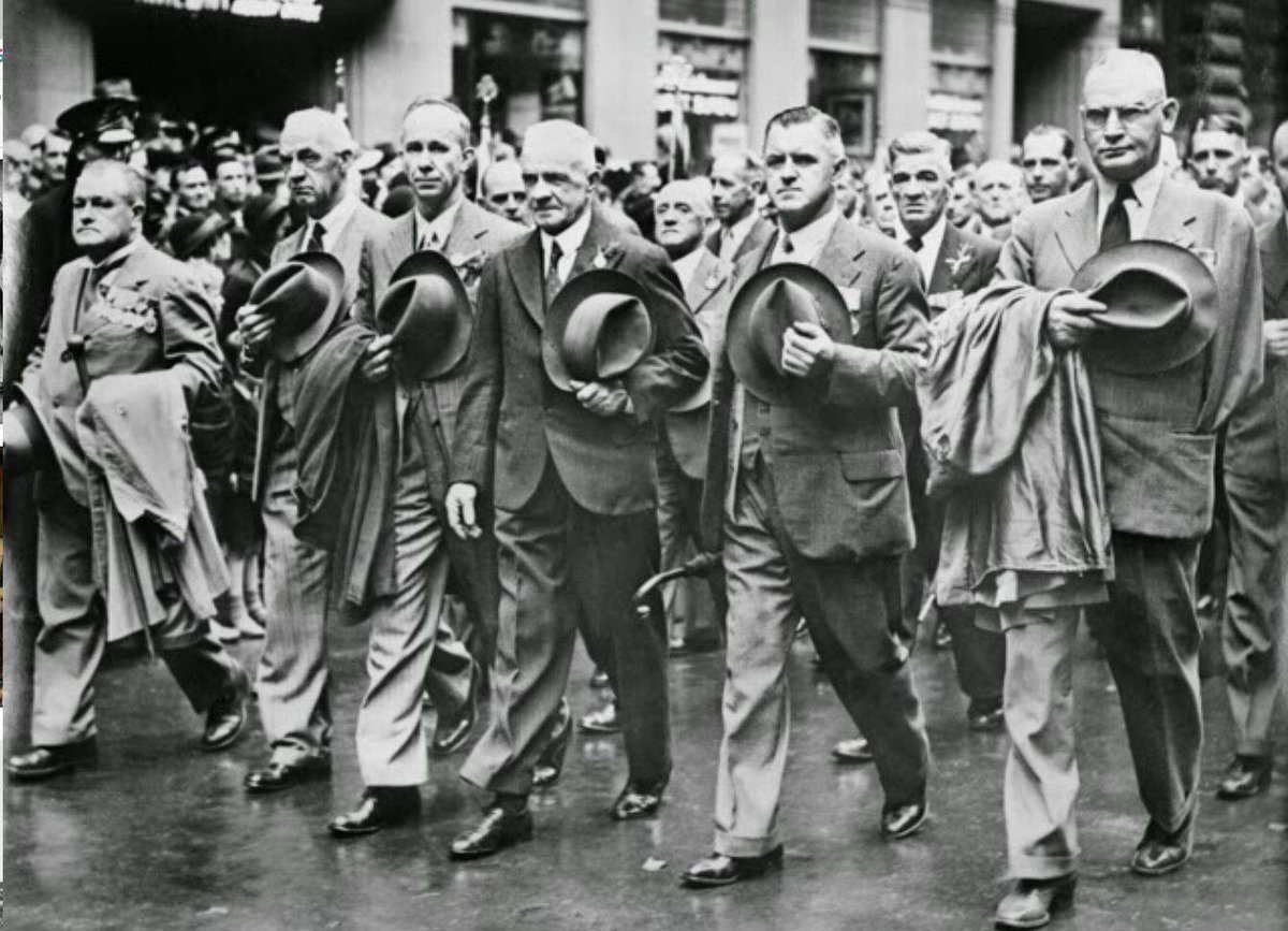 Forthleft2's tweet image. WW1 returned soldiers hold hats over their medals showing they mean nothing compared to the sacrifice their dead comrades made.
#AnzacDay