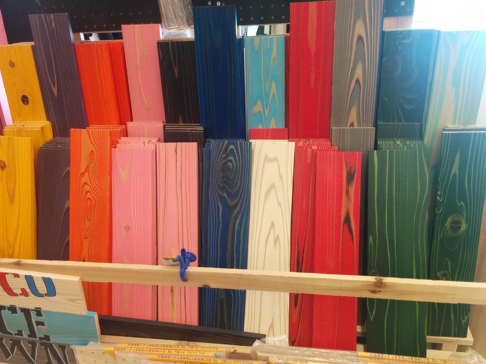 お鯛 二子玉のおしゃれdiyのお店では色塗った杉板の端切れが1000円で売れるのか T Co Chmqhmx2ni Twitter