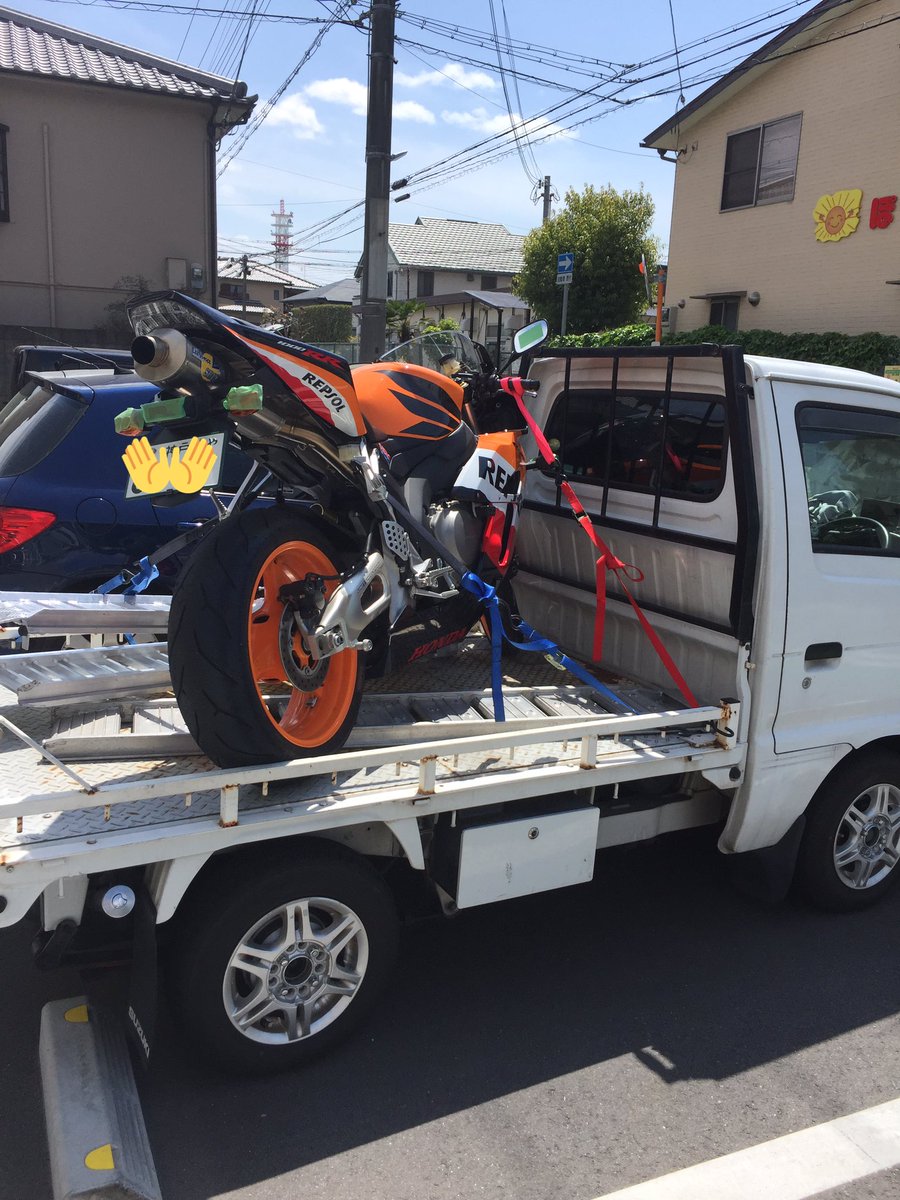しおたに 検査切れのcbrを自分でバイク屋さんに持っていった この後降ろす時に荷台の上でバイク倒しました W トランポ Sc57 軽トラ T Co Wd1rhc7moz Twitter
