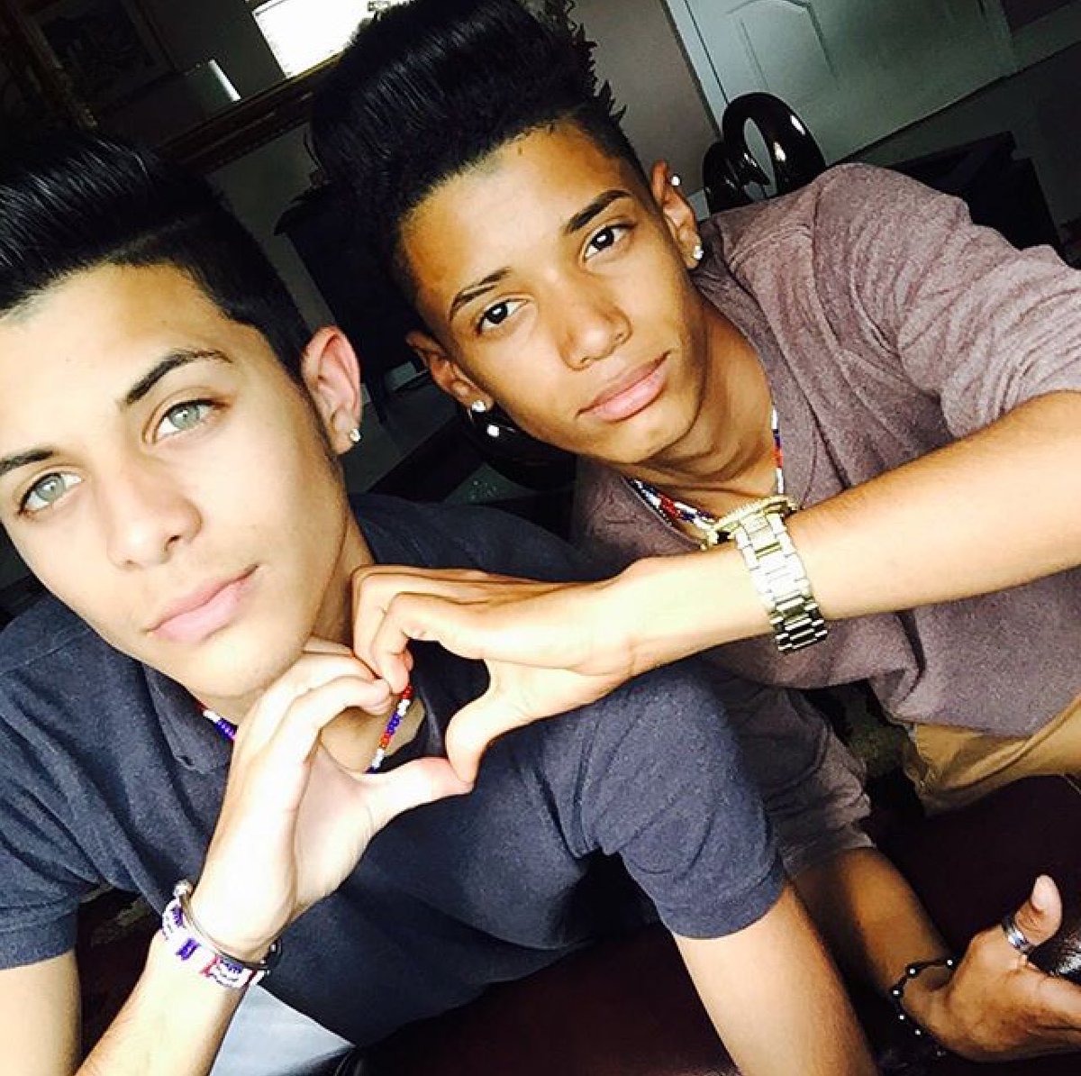 ElErickBrianC's tweet photo. Hola Venimos A Robarte..Pero Tu Corason #PREMIOSMTVMIAW
#MTVHITCNCO #MTVACTAPPCNCO #MTVEXPOPCNCO https://t.co/3vSMiUH9aS