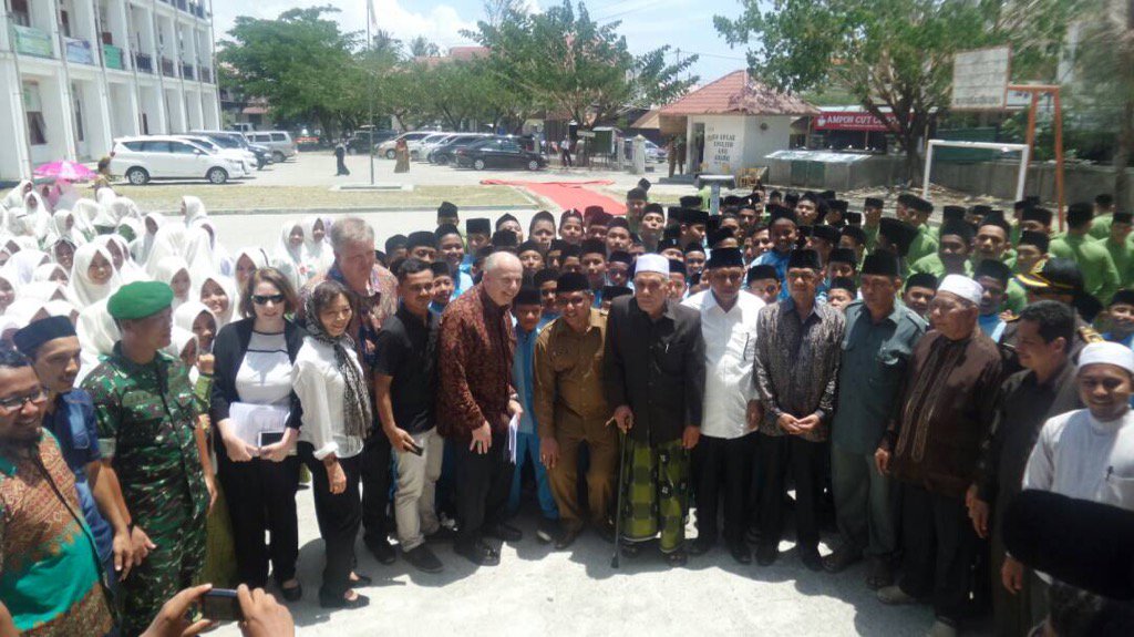 Santri dari Pesantren Inshafuddin menikmati diskusi tentang pendidikan dan program pertukaran dengan #DubesDonovan