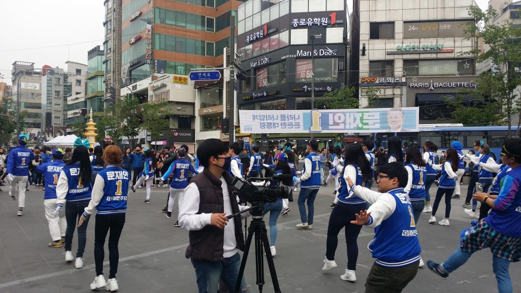 <서울 신촌 현대백화점 뒷쪽 입니다.>
서울시당 김영주위원장과 슈퍼문이 떴습니다. 저는 잠시후 출연합니다. 전국 방방곡곡 문재인입니다. 대한민국 새로운 대통령은 문재인입니다. 문재인 화이팅!