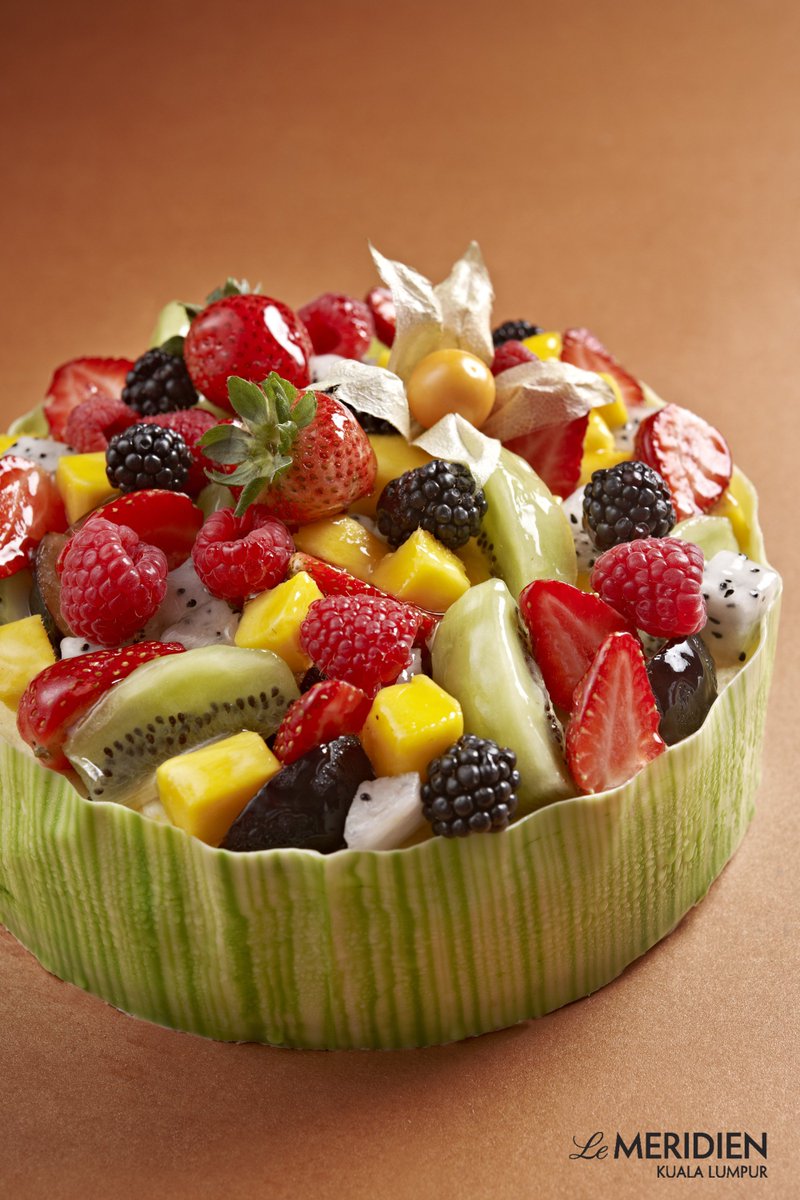 LeMeridienKL's tweet photo. Indulge our #FreshFruitGateaux layered with classic #vanilla flavoured pastry cream on a rich and buttery #PâteSablée at #Latitude03 #LMKL https://t.co/8OIeY433Rs