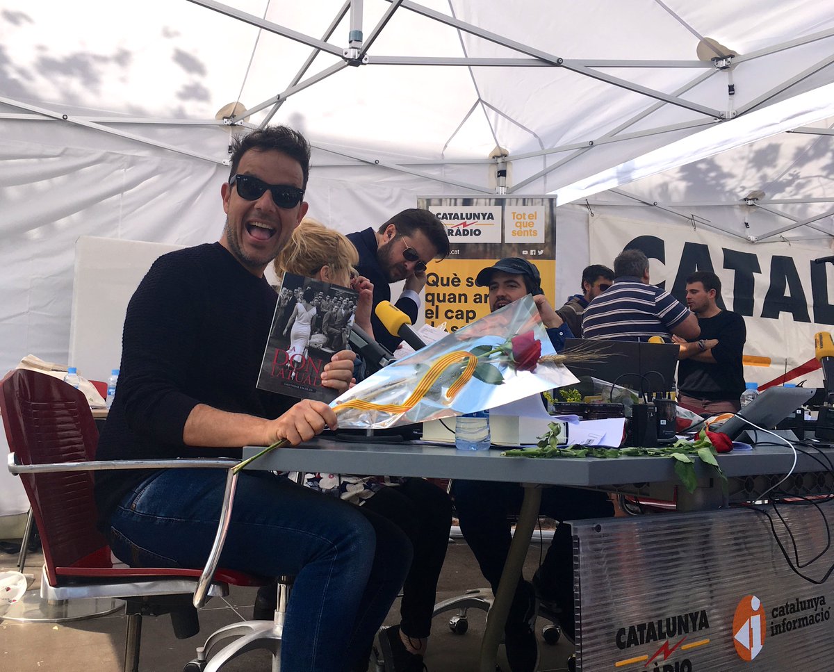 Gràcies <a href="/AngelLlacer/">Àngel Llàcer</a> per recomanar #LaDonaTatuada de <a href="/LaiaVidEs/">Laia Vidal</a> al <a href="/elsuplement/">El suplement</a> <a href="/RicardUstrell/">Ricard Ustrell</a> <a href="/CatalunyaRadio/">Catalunya Ràdio</a> #llibres