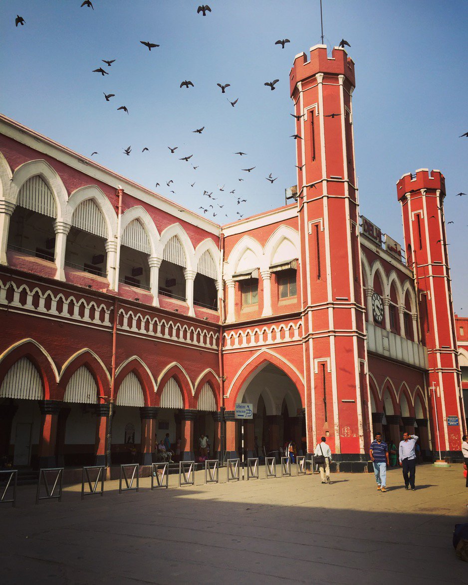 The Good Old Beauty of Purani Delhi Railway Station ❤️
Reviving old memories 💕
#olddelhirailwaystation #newdelhi