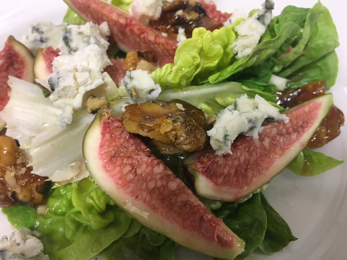 Fig, Roquefort &amp; caramelised walnut salad