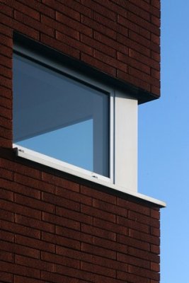 Haal de zon in huis door een groot verandaraam of laat het zonlicht spelen door talloze kleinere vensters! ☀bit.ly/2pv5sQA