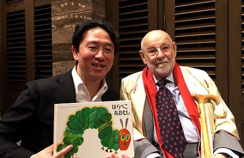 EhonNavi's tweet photo. エリック・カールさんが世田谷美術館で始まった「エリック・カール展」のために来日！絵本ナビ代表のカナガキがずっと会いたかった人なんです～😁詳しくは→https://t.co/yErl1xxTQh #エリックカール #はらぺこあおむし #絵本 https://t.co/AmZwP5682R