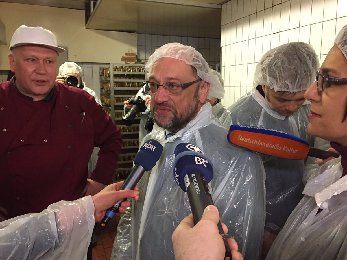 JulioSegador's tweet photo. SPD-Kanzlerkandidat Schulz beim Wahlkampf in Schleswig-Holstein. Besuch einer Fischräucherei in Eckernförde. #Schulz #ltwsh17 https://t.co/kAKrSSC22j