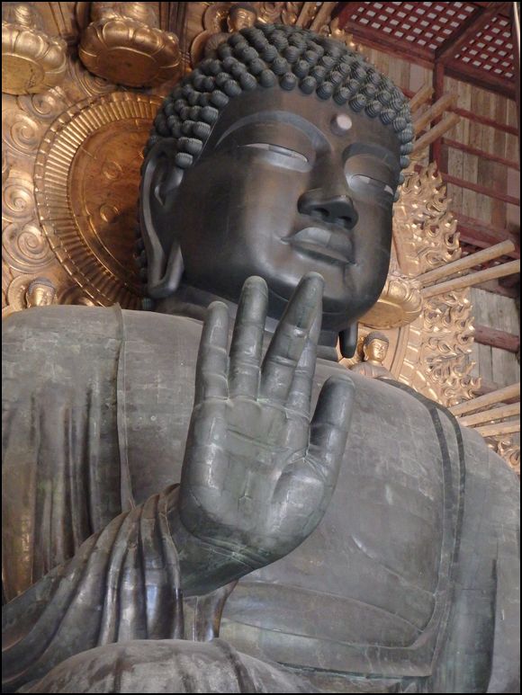 奈良の大仏様とか、元の色に復元したら絶対むちゃくちゃバッシング