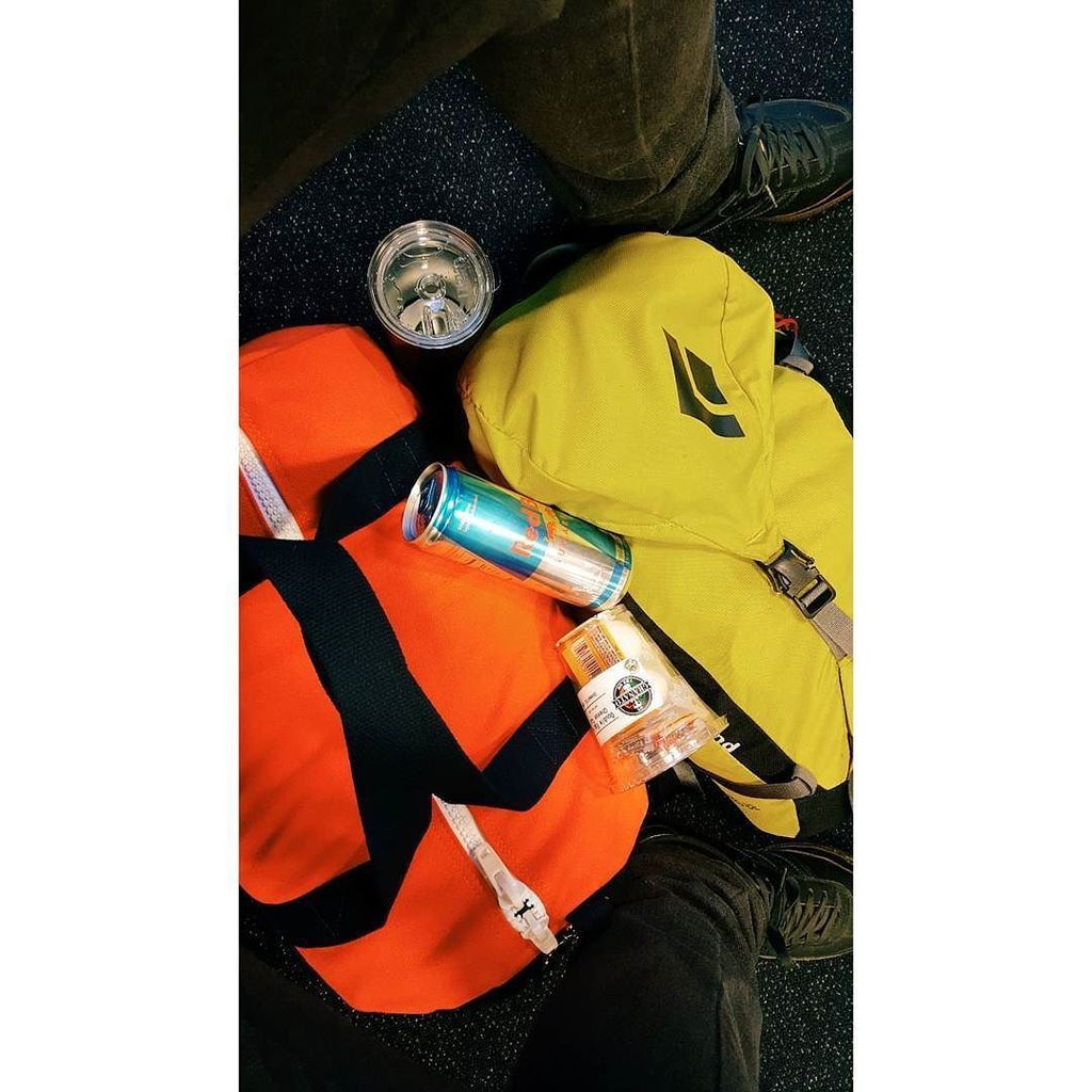 ahanson1980's tweet image. $9 for two boiled eggs and a Red Bull. Leg 1. #SLCtoLAX #packlight #delaydelaydelay #airportfood #vsco #vscocam #t… ift.tt/2phe6Bl