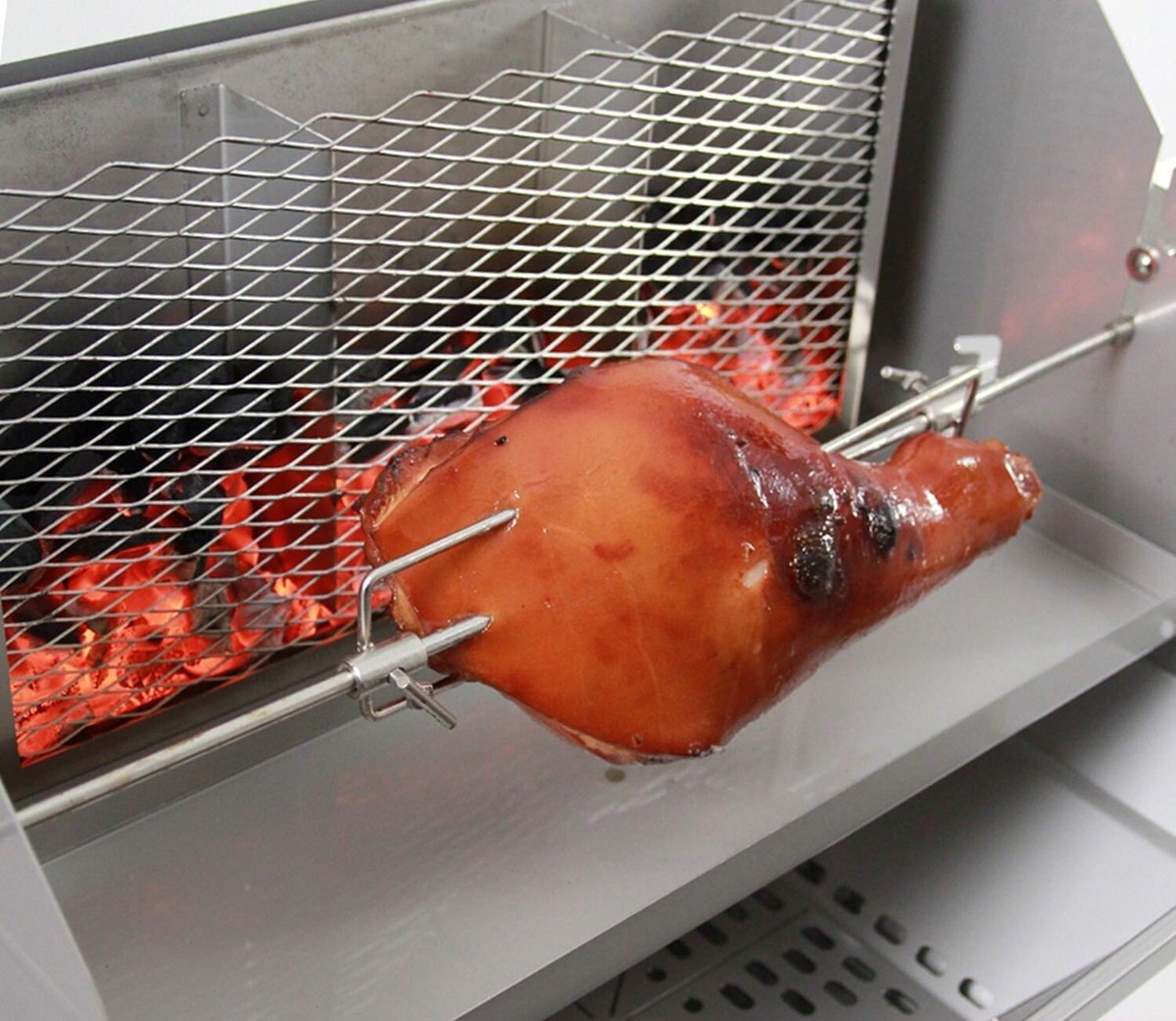 For our larger T2 (35x35cm) T3 (42x42cm) and T4 (40x60cm) grills, our Wind Deflector + Charcoal Shaft rotisserie set-up is not one to miss!