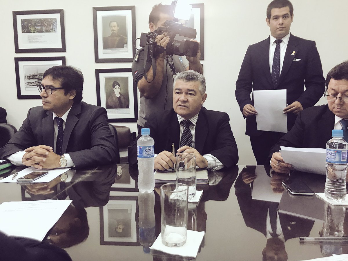 Iniciamos la reunión de la Comisión de Asuntos Constitucionales. Dictaminaremos sobre el inconstitucional proyecto de enmienda.