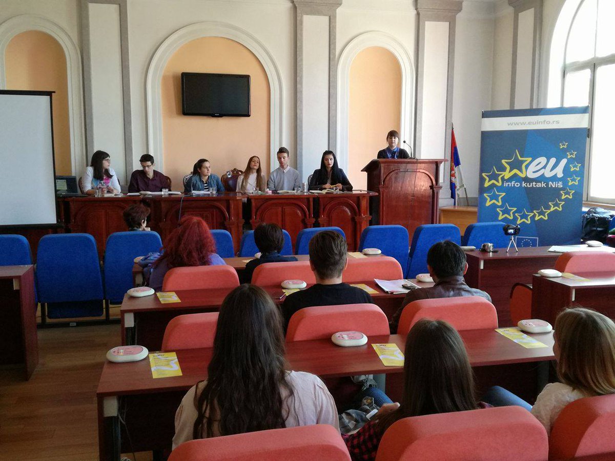 Srednjoškolci u sali #OpštineZaječar poput pravih odbornika diskutuju o #EU temama <a href="/okdebate/">OtvorenaKomunikacija</a> @TOC_NGO