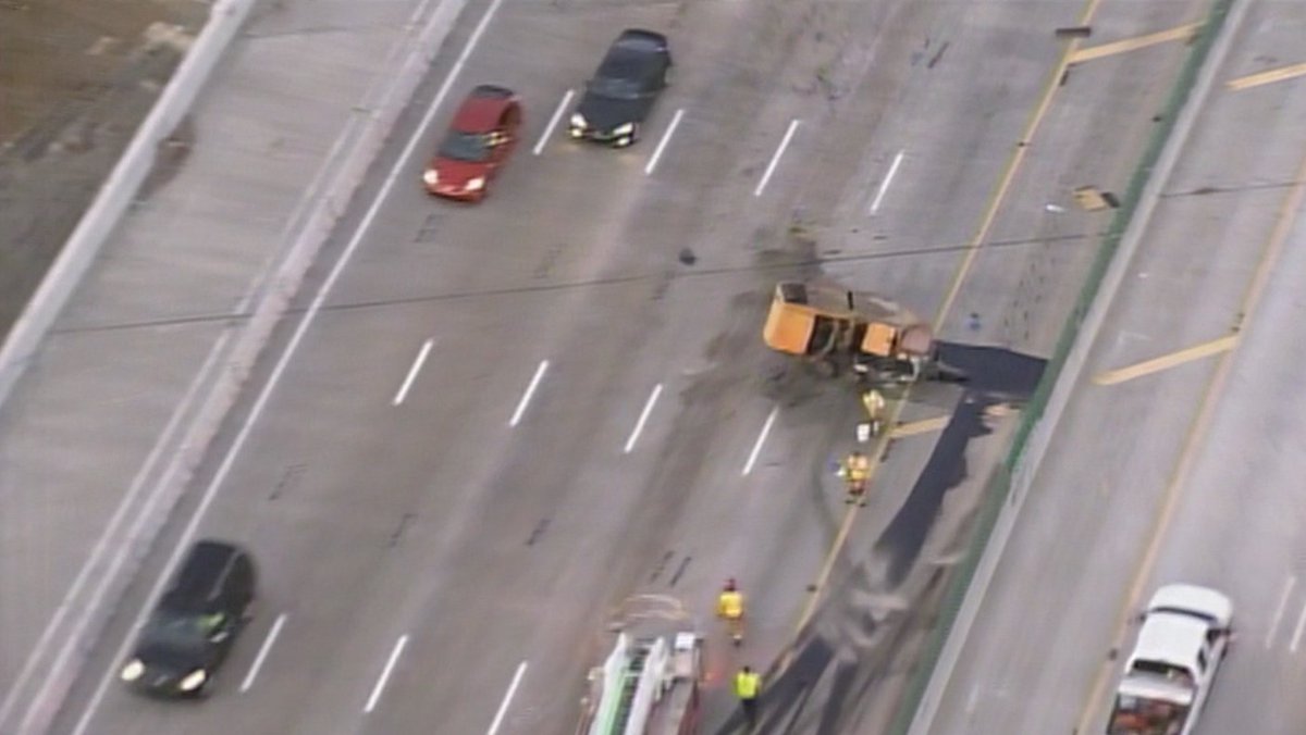 Rollover wreck on I-95 NB approaching Atlantic Blvd #trafficalert https://t.co/QiTzOpC9Hc