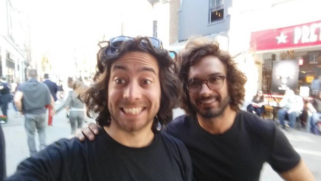 NotTheBodycoach's tweet image. Only bumpd into @thebodycoach!A top clas #30minuteHERO! Hes got #greathair! haha #twins #twin #fitness #gym #Leani… ift.tt/2oGdl0D