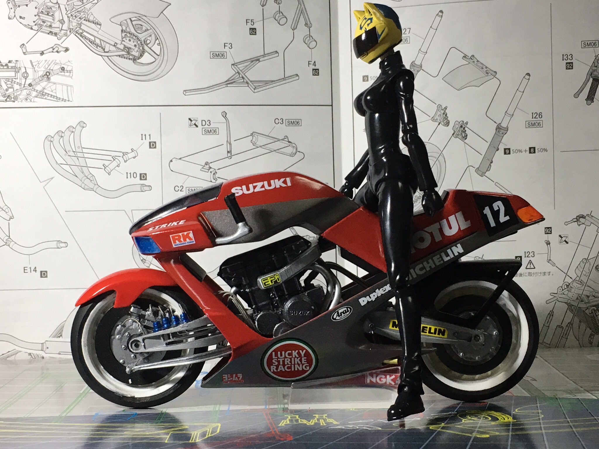 彼方 ラッキーストライク追加したのは塗り分けのシルバーがちょっと明るくて白ロゴが目立たなくなるかしらって思ったわけで ラッキーストライクのデカールが近所で売ってたからでございます 結局普通に白ロゴちゃんと映えてたんで杞憂だったわけですけど 彼方 ラッキーストライク追加したのは塗り分けのシルバーがちょっと明るくて白ロゴが目立たなくなるかしらって思ったわけで ラッキーストライクのデカールが近所で売ってたからでございます 結局普通に白ロゴちゃんと映えてたんで杞憂だったわけですけど