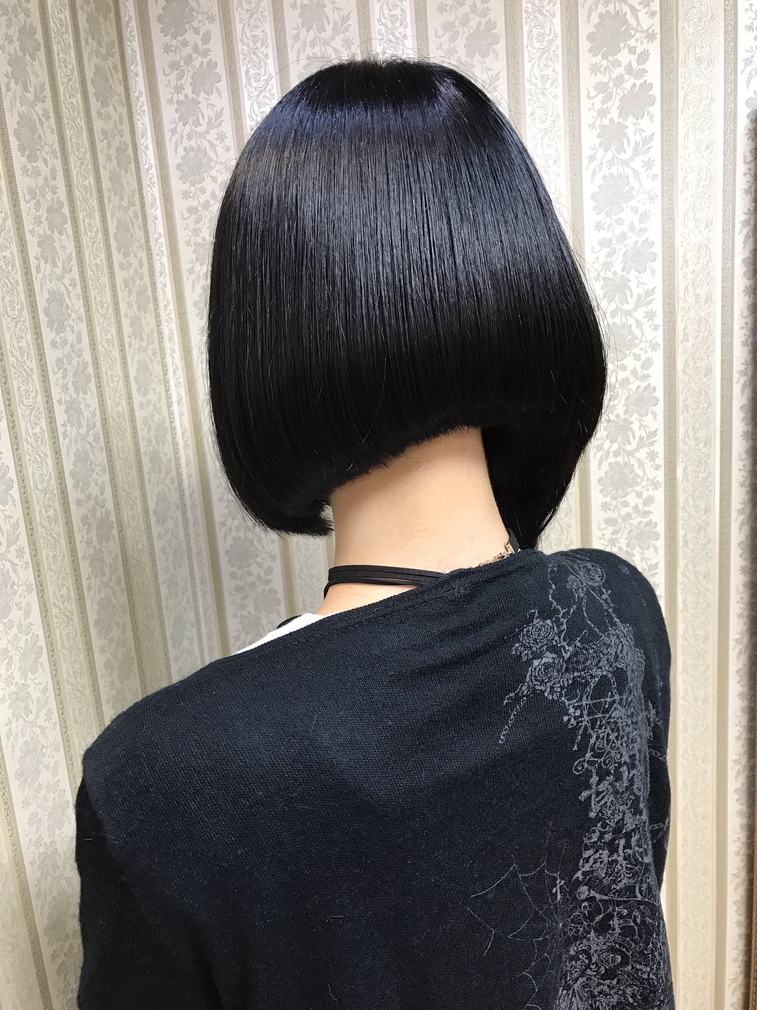 シャンテグラム ヘアスタイル紹介 アシンメトリー前下がりボブ 前下がりの角度を左右非対称に差をつけ 見る角度でヘアスタイルが楽しめるように 首元はスッキリと涼やかに致しました T Co H44v3obpjp Twitter