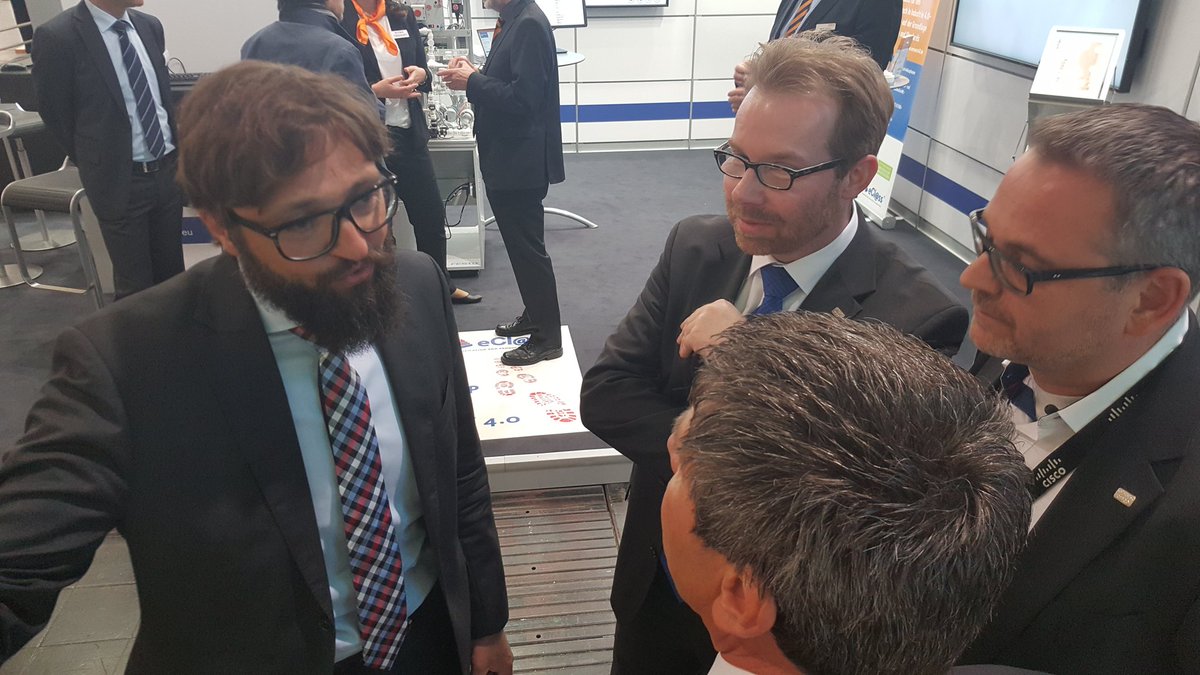 Cisco_Germany's tweet image. Oliver @Tuszik schwer beschäftigt #HMI17 #Industrie40 #IoT #DigitizeManufacturing