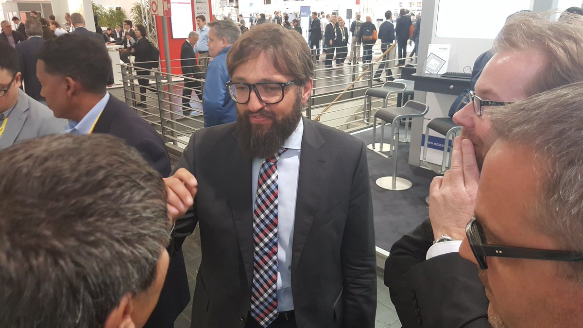 Cisco_Germany's tweet image. Oliver @Tuszik schwer beschäftigt #HMI17 #Industrie40 #IoT #DigitizeManufacturing