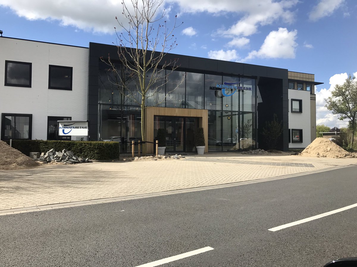 JoostvanderWee's tweet photo. Weer even bijgepraat met verschillende contactpersonen van #kerstenretail. Wat wordt hun nieuwe kantoor mooi zeg!!! #forambition https://t.co/SJeQdyPczX