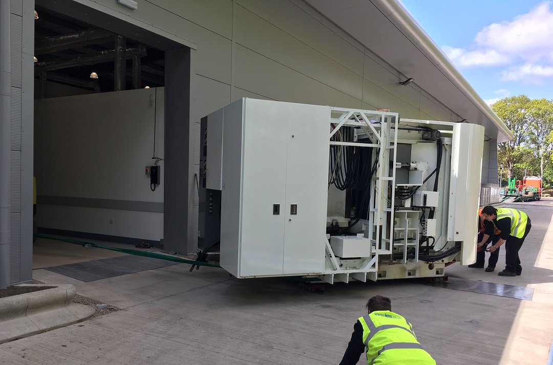 ies_bristol's tweet image. Moving in the machine to the new building now  @visioneng #factorymove #engineering #MachineRelocation