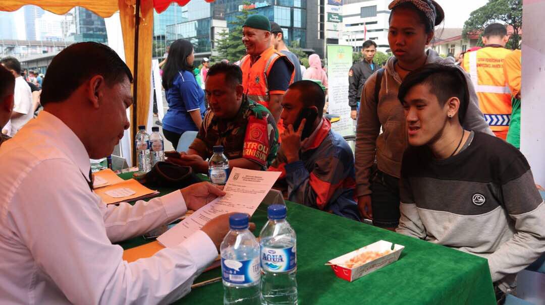 Sanksi sosial diberikan kepada masyarakat yang dengan sengaja membuang sampah sembarangan. Ayo kita jaga kebersihan bersama. @Dinas_LHdki