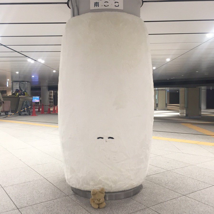 駅の柱の面白広告6つ 東京駅の構内の柱が白いもふもふに O ミライノシテン