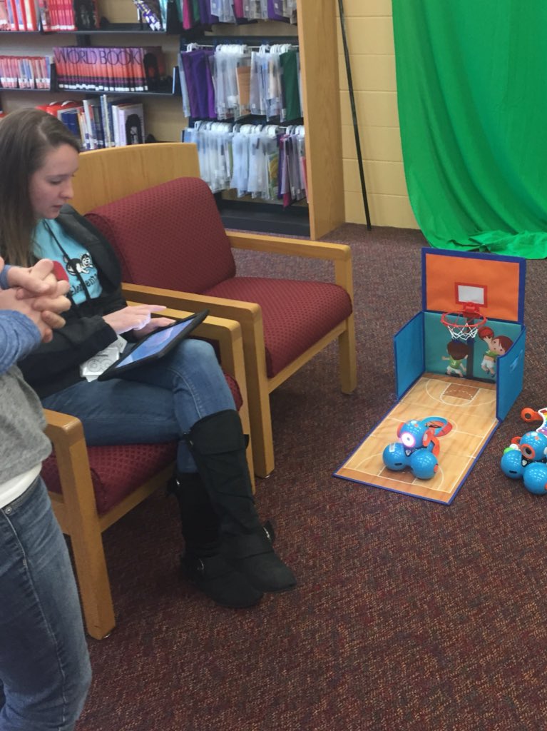 howard_huskies's tweet image. Learning together...kids at heart #makerspacefun @HSSD_tlc