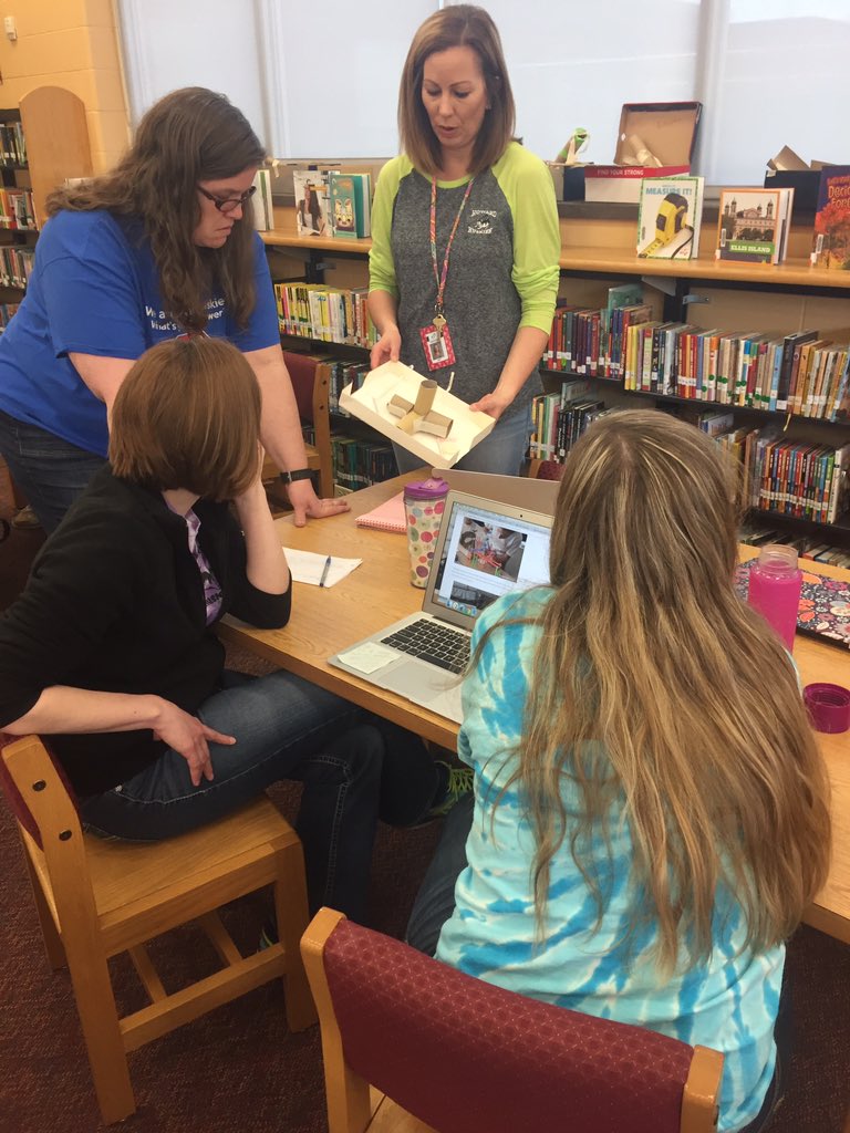 howard_huskies's tweet image. Learning together...kids at heart #makerspacefun @HSSD_tlc