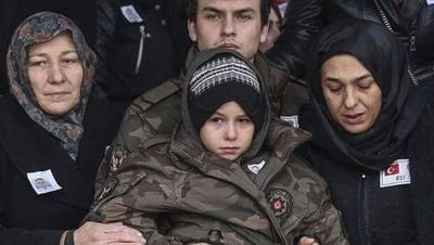 Kars,Şırnak,Bitlis 'ten kara haberler
Birer birer şehit haberleri geliyor 
Yine analar ve babalar yandı 
Yine evlatlar yetim kaldı