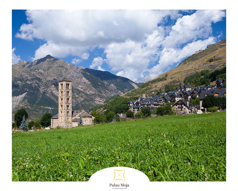 Su campanario alto y esbelto se ha convertido en un símbolo del arte románico en #Cataluña  Un tesoro patrimonial rodeado de montañas.