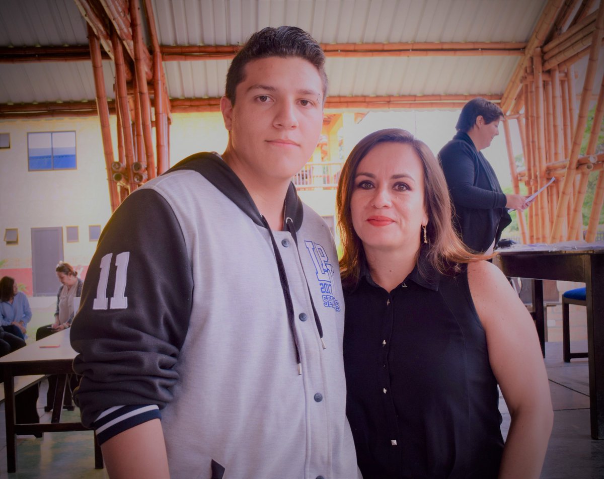 CatalinaGRLDO's tweet photo. @LiceoPinoVerde @AndreCadavid Ganadores del Primer Concurso de Poesía estudiantil. #LaPoesiaSeTomaLaPalabra https://t.co/PXa3td37GH