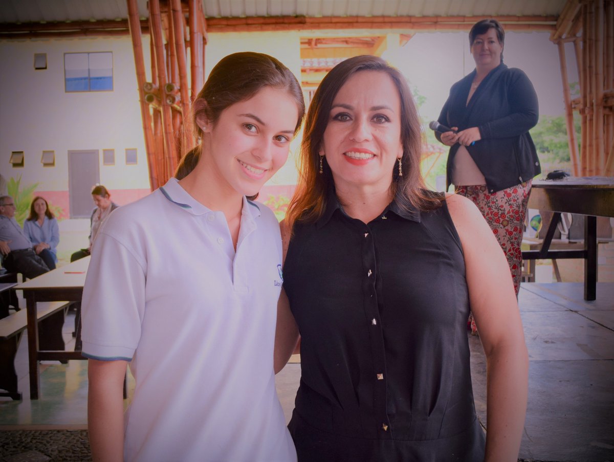 CatalinaGRLDO's tweet photo. @LiceoPinoVerde @AndreCadavid Ganadores del Primer Concurso de Poesía estudiantil. #LaPoesiaSeTomaLaPalabra https://t.co/PXa3td37GH