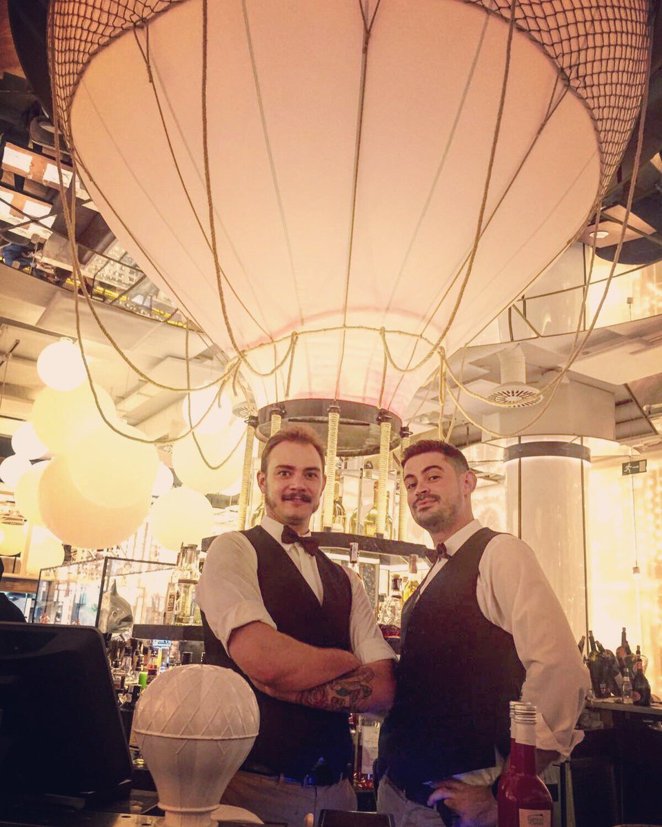 houseofmixology's tweet photo. Visitando Manu y Roberto bartenders en @BiBoDaniGarcia, alumnos y grandes en su profesión!Gran carta de #cocktails👌🏼 https://t.co/Lr6dUOwhSk