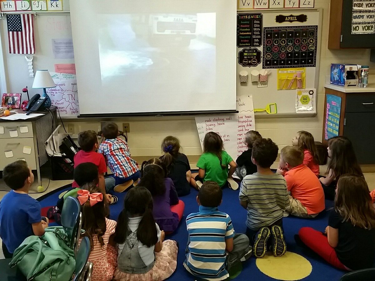 ebaker0326's tweet photo. Students learning about different types of weather using a Discovery Ed board! #buzzworthy @howellprincipal https://t.co/xntWv9ffKA