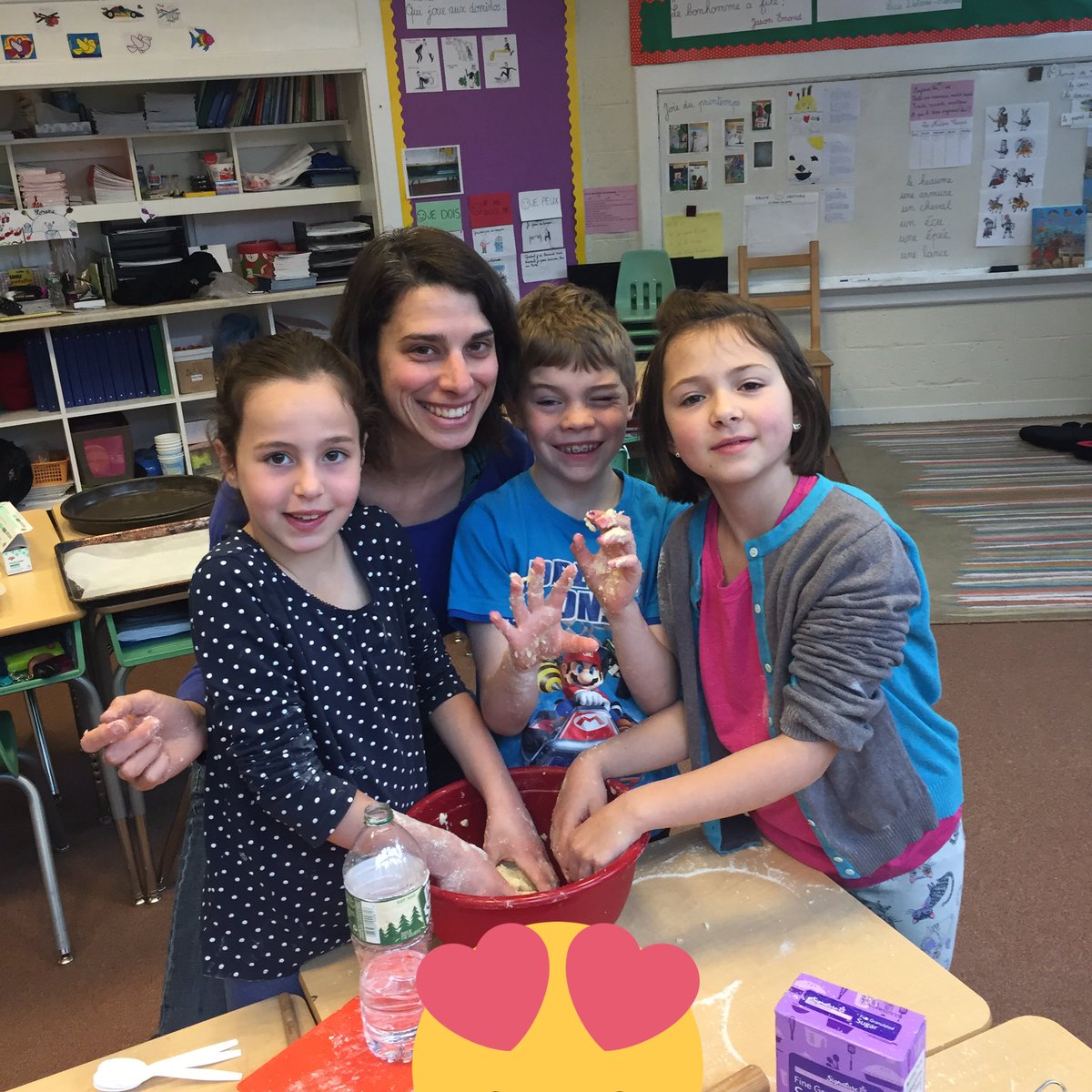 FrenchSchoolME's tweet photo. Visite à l'école de leur ancienne maîtresse et chaussons aux pommes... excellente matinée chez les CE2! https://t.co/SSkapPBpBd