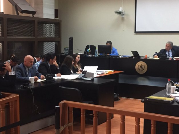 soy_502's tweet photo. #CooptaciónDelEstado | Hoy piden medidas sustitutivas: Daniela Beltranena, Mario Contreras, Judith Ruiz y Daniel Calderón. @evelynndeleon https://t.co/rUL19XvXdX
