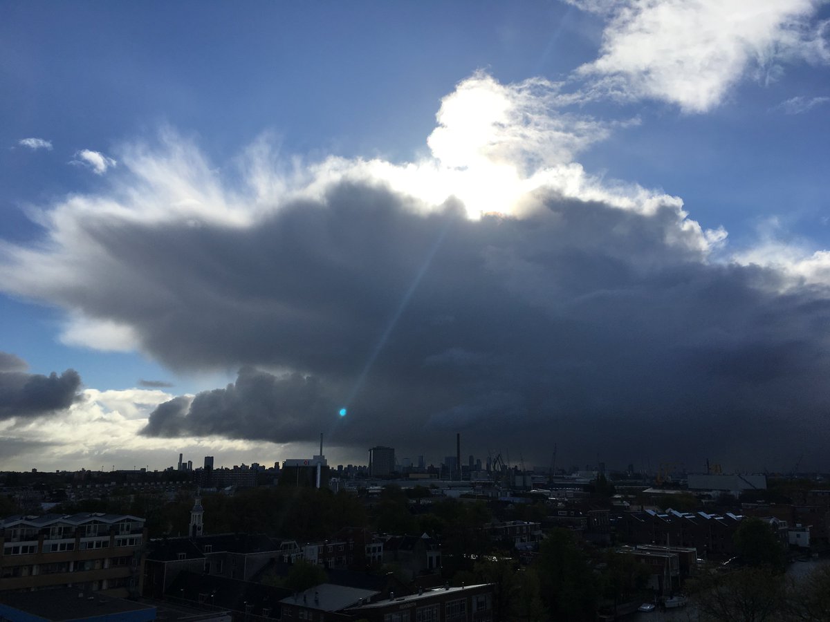 MartiniGrunn's tweet photo. Vanmorgen mooie lucht boven #Rotterdam https://t.co/xSNAz5dqmE