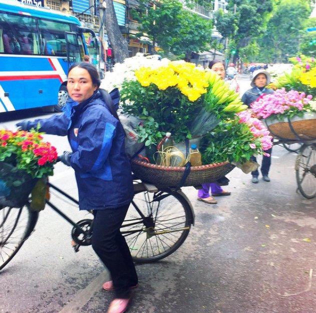 Lexa_Loves's tweet image. The street vendors of #Vietnam and move to #love.  goo.gl/avgrny